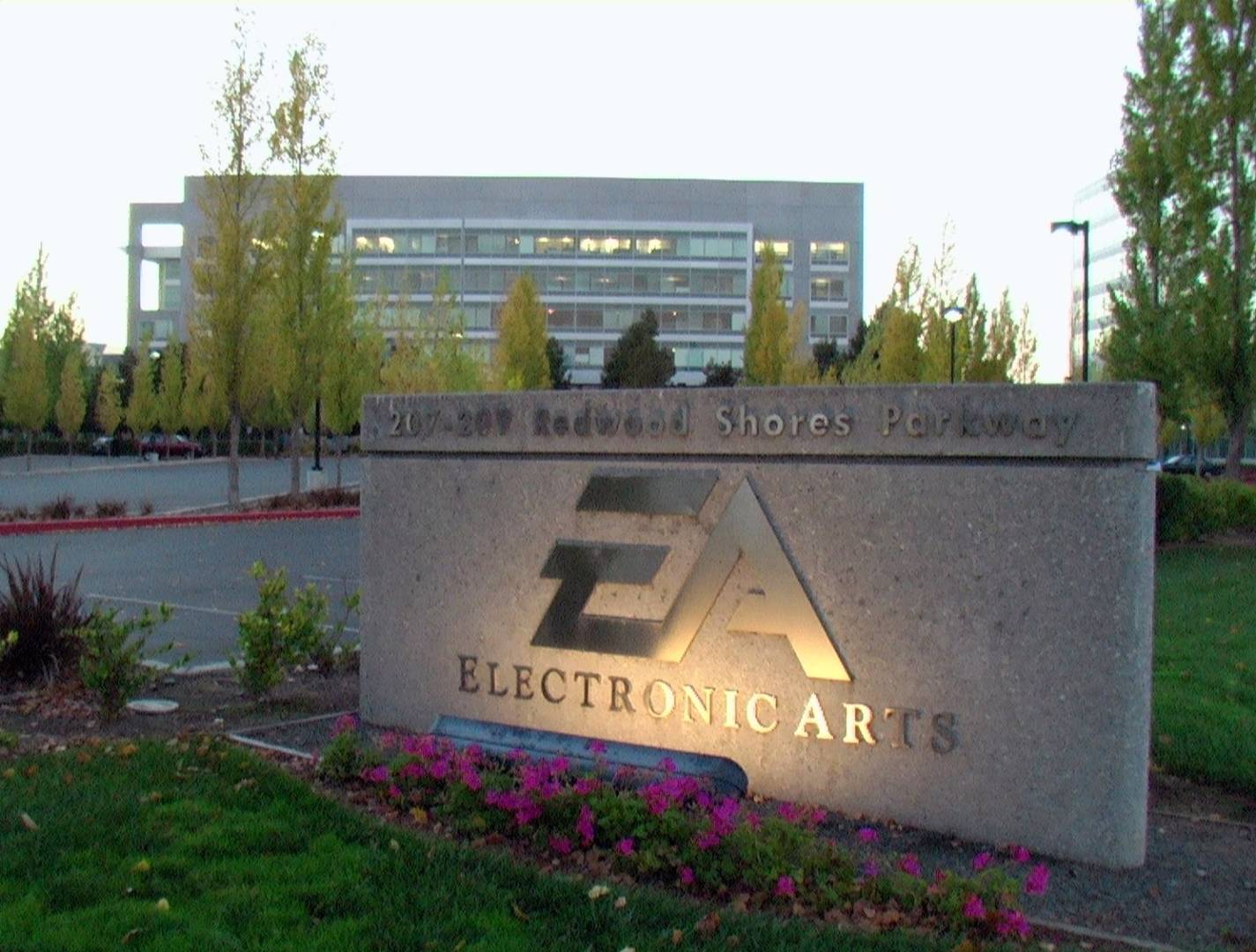 "Electronic Arts world headquarters in Redwood Shores, California" by Eliot Lash (CC-BY-SA-3.0-migrated) Das EA-Firmenlogo steht inzwischen auch für Services wie EA Access